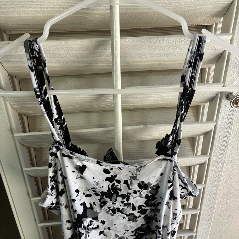 White House Black Market Black & White Floral Lace-Trim Cami - Picture 8 of 9